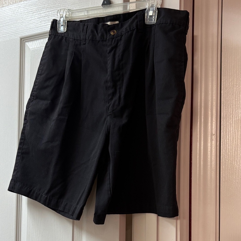 Men’s Bugle Boy flat front black shorts w side and back pockets.